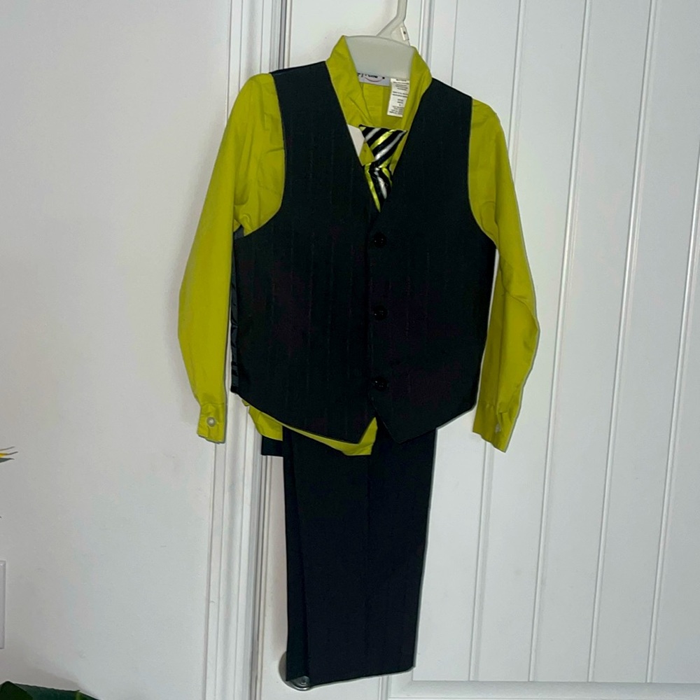 BRAND NEW 4 PIECES BOYS SET